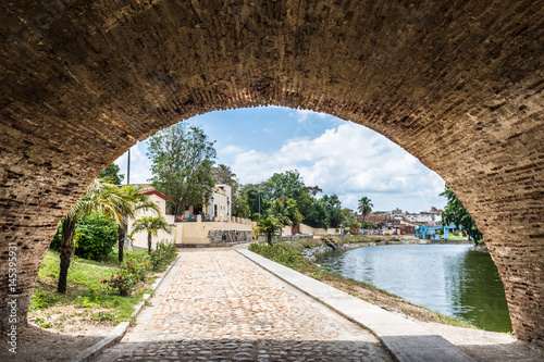 Durchblick durch die 1815 erbaute Brücke „Puente Yayabo“ Wahrzeichen der Stadt Sancti Spiritus auf Kuba photo