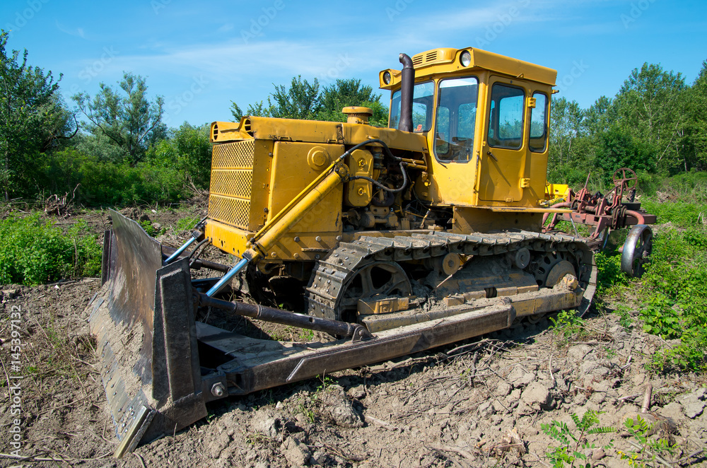 Bulldozer. Mechanical Site Preparation for Forestry. Heavy-duty construction for increased shearstress on tracts with increased roots and stumps. Bulldozer. Mechanical Site Preparation for Forestry. Heavy-duty construction for increased shearstress on tracts with increased roots and stumps.