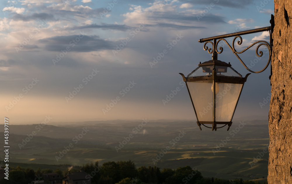 Laterne im letzten Sonnenlicht in der Toskana