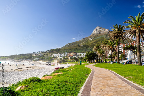 Fotografia Beautiful evening view of Lion's Head Mountain in Cape Town, South Africa, seen from the seafront esplanade in Camps Bay