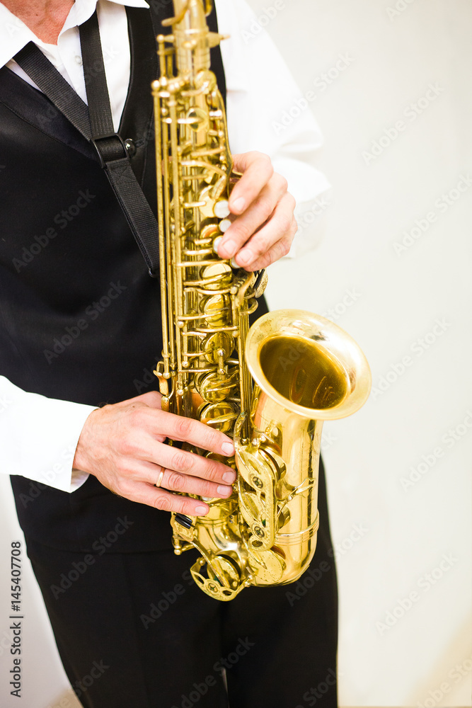 Obraz premium the man plays a saxophone