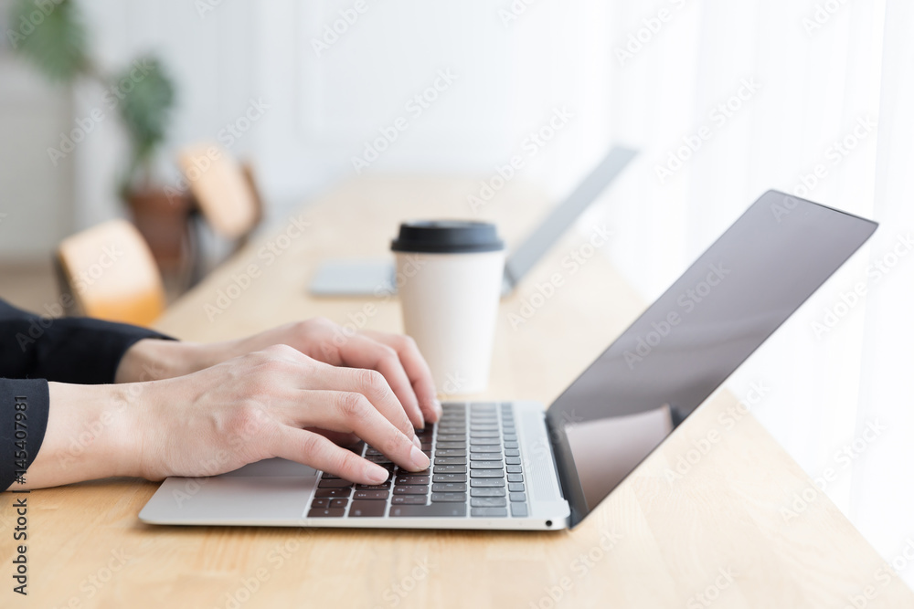 Fototapeta premium asian businesswoman using laptop