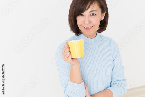 飲み物を飲むミドル女性