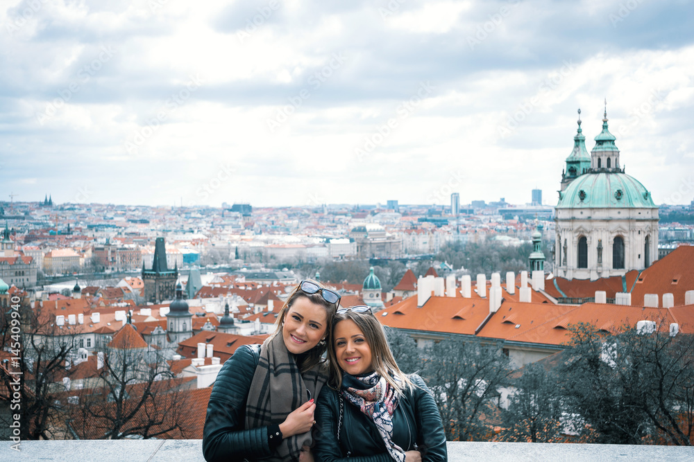 Naklejka premium Dwie dziewczyny w Pradze, Czechy