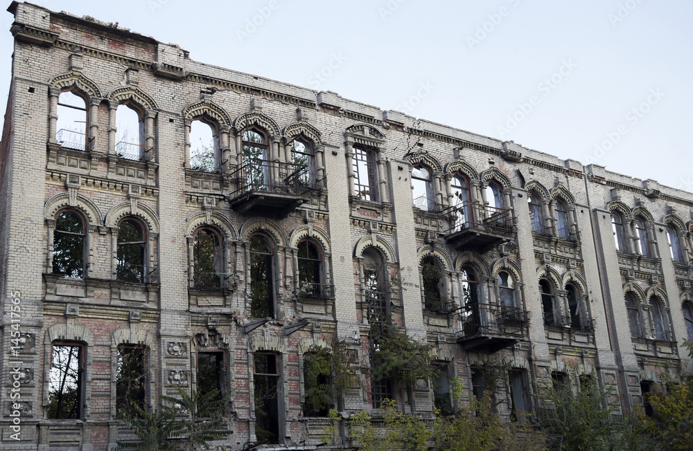 Naklejka premium ruined old building
