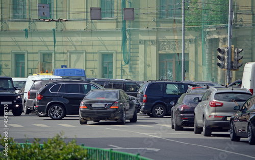 Автомобильная пробка на перекрестке в центре Москвы