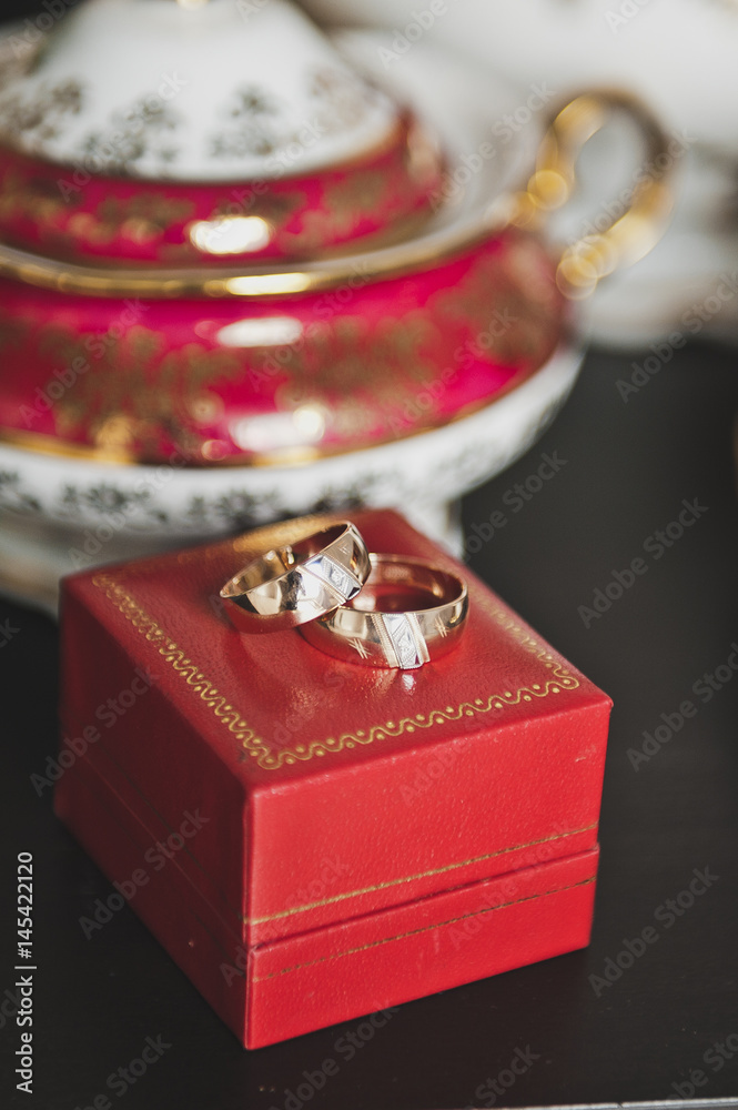 Frilly wedding rings in red box 7986. Frilly wedding rings in red box 7986.