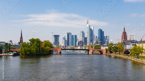 Frankfurt am Main, Blick auf die Stadtmitte von der Ignatz-Bubis-Brücke. Vorn die Alte Brücke. April 2017.