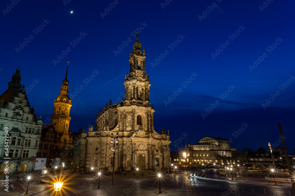 katholische hofkirche dresden at night