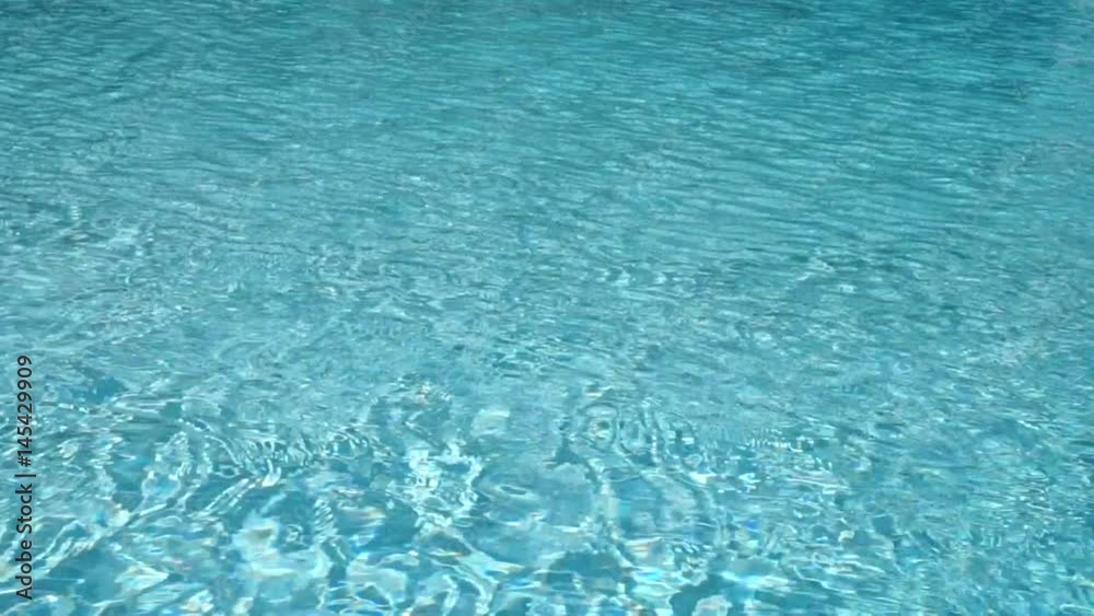 unruhige wasser oberfläche im pool