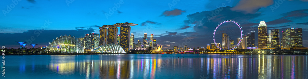 Naklejka premium Panoramę Singapuru w niebieskiej godzinie