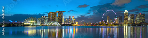 Singapur Skyline zur blauen Stunde photo