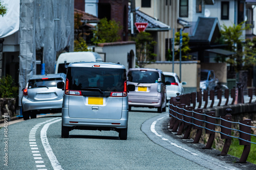 住宅街を走る車