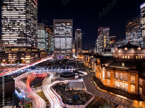 東京駅と車の光跡