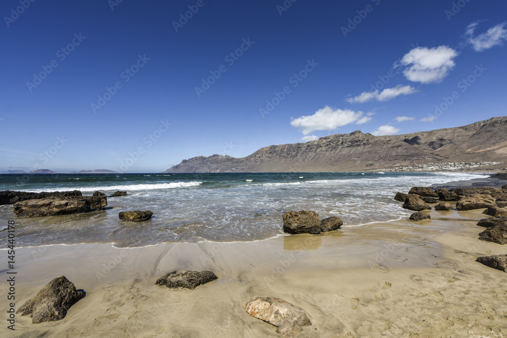 Φωτογραφία Famous Famara beach in northern Lanzarote, ideal for surfers, Canary Islands, Sp