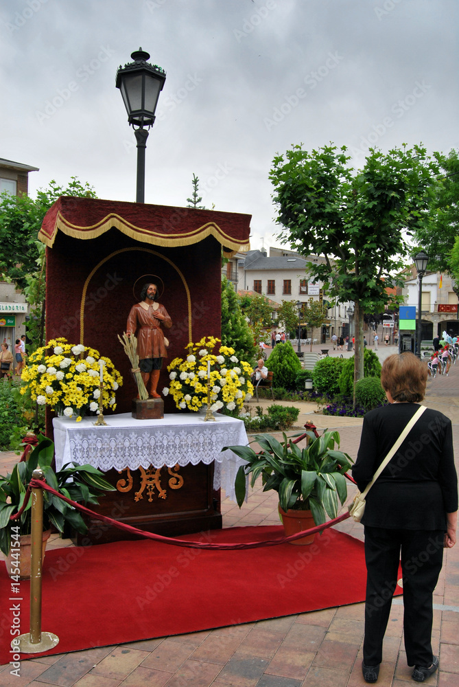 Mujer y altar del Corpus Christi Photos Adobe Stock