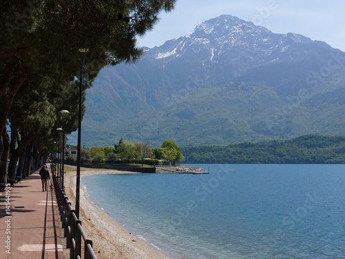 The sunny side of a boulevard overlooking the lake and the mountain © gpriccardi