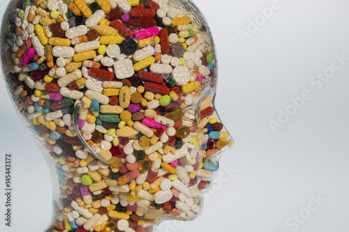Kopf aus Glas mit Tabletten