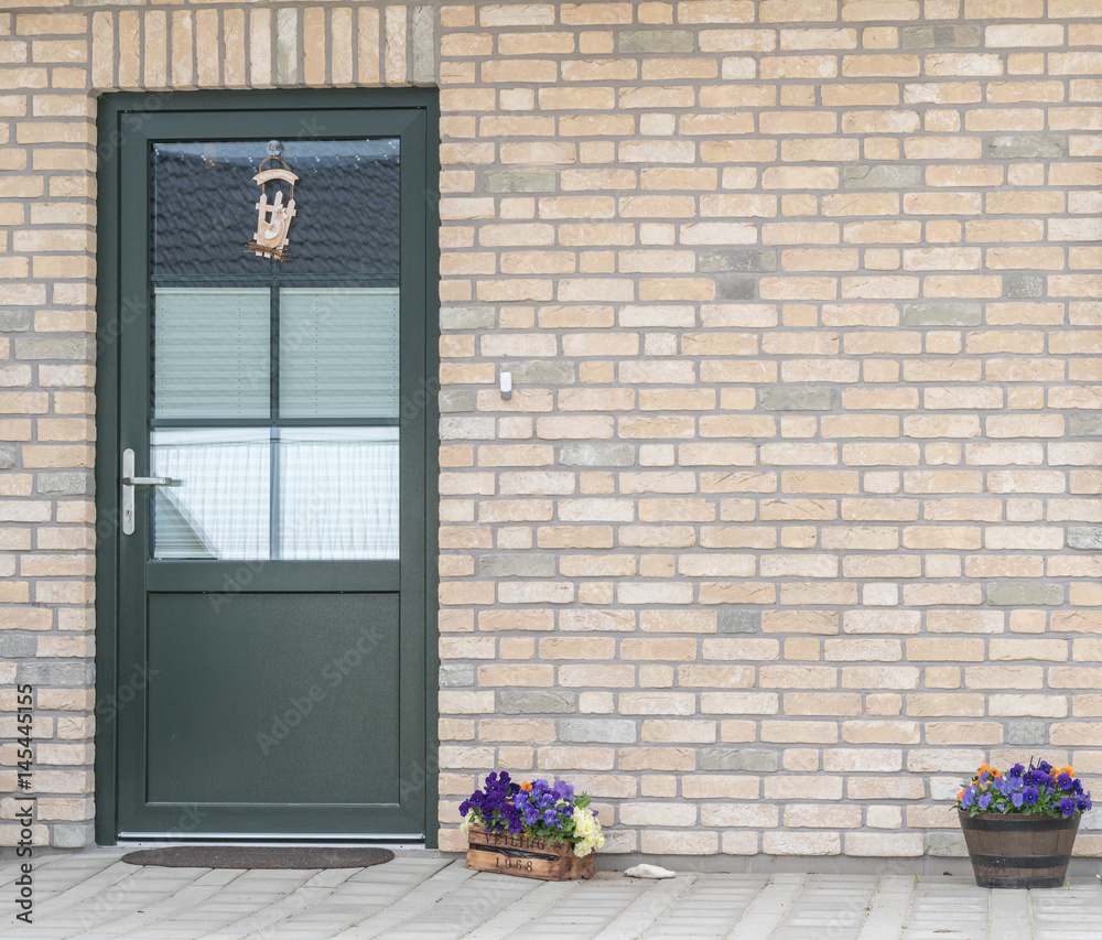 Obraz premium Grüne Haustür mit Stein Mauerwerk