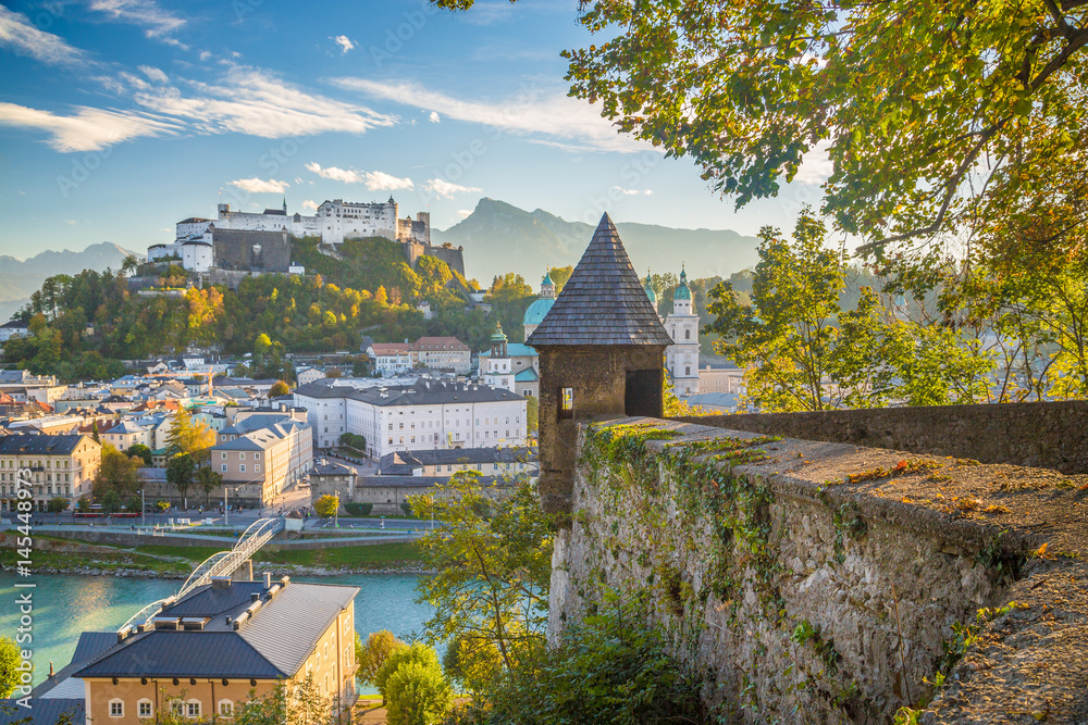 Naklejka premium Historyczne miasto Salzburg z rzeką Salzach o zachodzie słońca, Austria