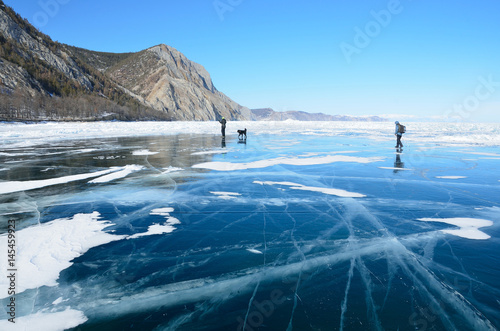  Чистый Байкальский лед ранней весной рядом с поселком Узуры на острове Ольхон в ясный день