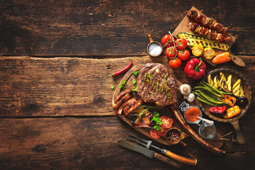 Stickers Grill / Barbecue Gegrild vlees met groenten en kruiden  © Alexander Raths