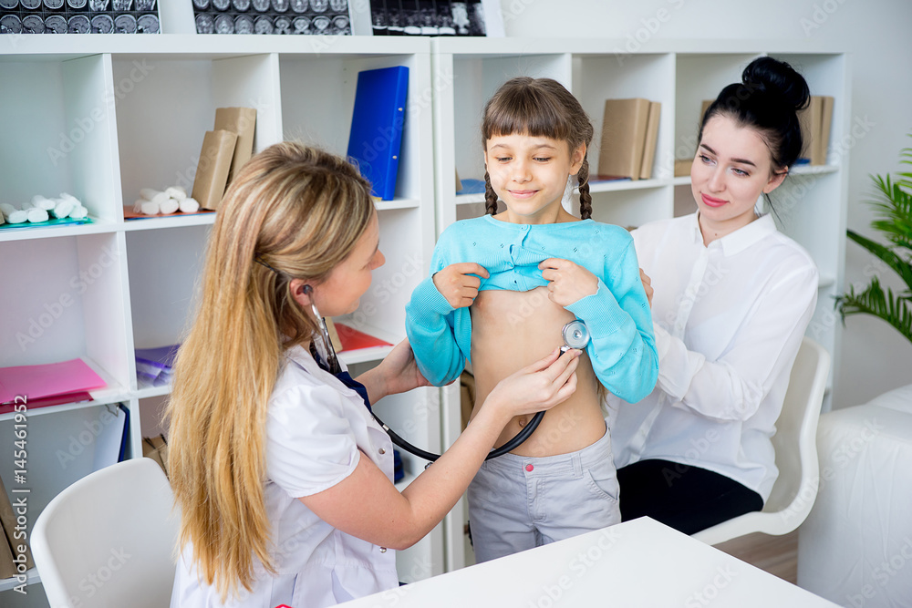 Fototapeta premium Doctor examining a kid