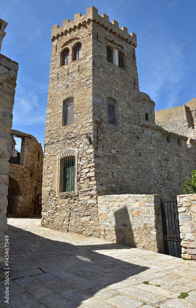 Tour crénelée de la citadelle d'Algajola en Corse