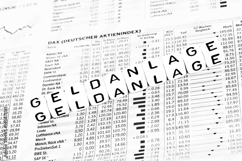 Geldanlage Buchstabensymbol auf einer Börsenzeitung Geldanlage Buchstabensymbol auf einer Börsenzeitung