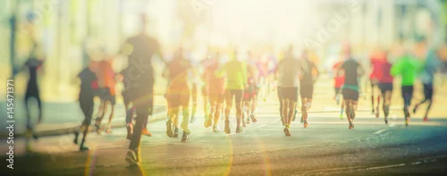 Obraz kolorowe sylwetki ludzi biegających po mieście