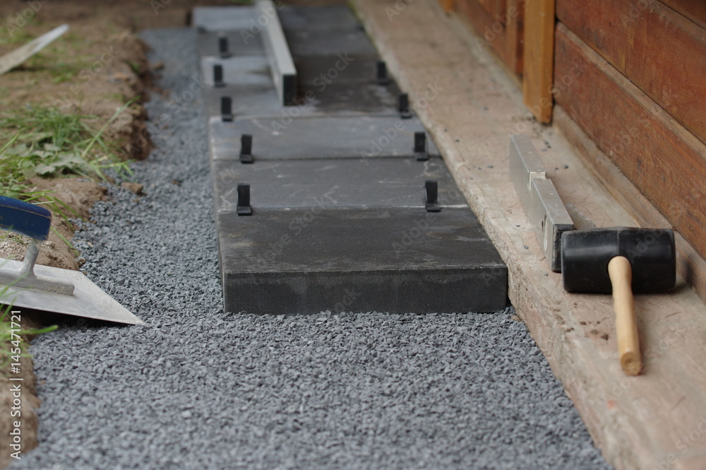 Gehwegplatten verlegen im Garten Stock-Foto | Adobe Stock