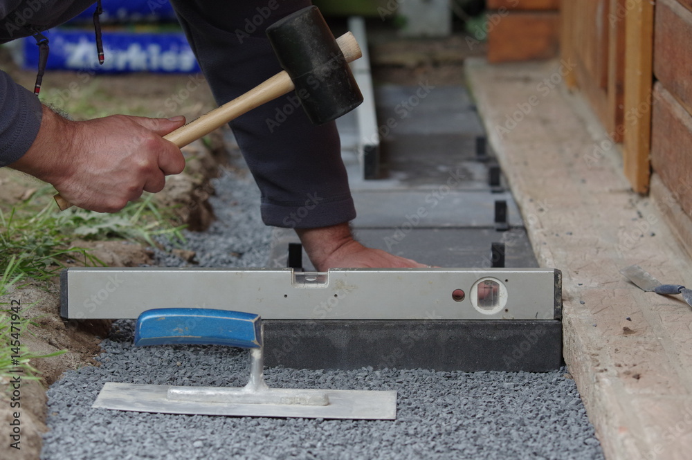 Gehwegplatten verlegen im Garten StockFoto Adobe Stock
