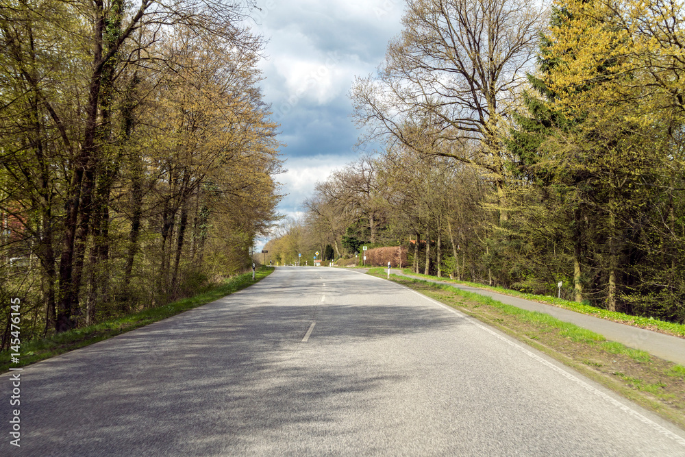 auf einer schönen Landstrasse im Frühling unterwegs auf einer schönen Landstrasse im Frühling unterwegs