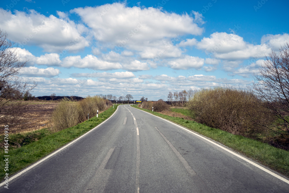 alleine auf einer schönen strasse im frühling unterwegs alleine auf einer schönen strasse im frühling unterwegs