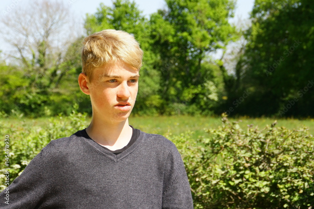 adolescent blond 15 ans,portrait mécontent en campagne adolescent blond 15 ans,portrait mécontent en campagne