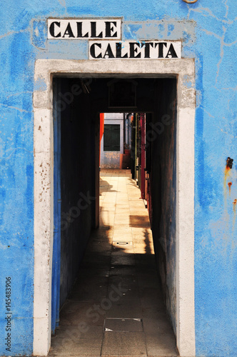 Schmale Gasse in Burano