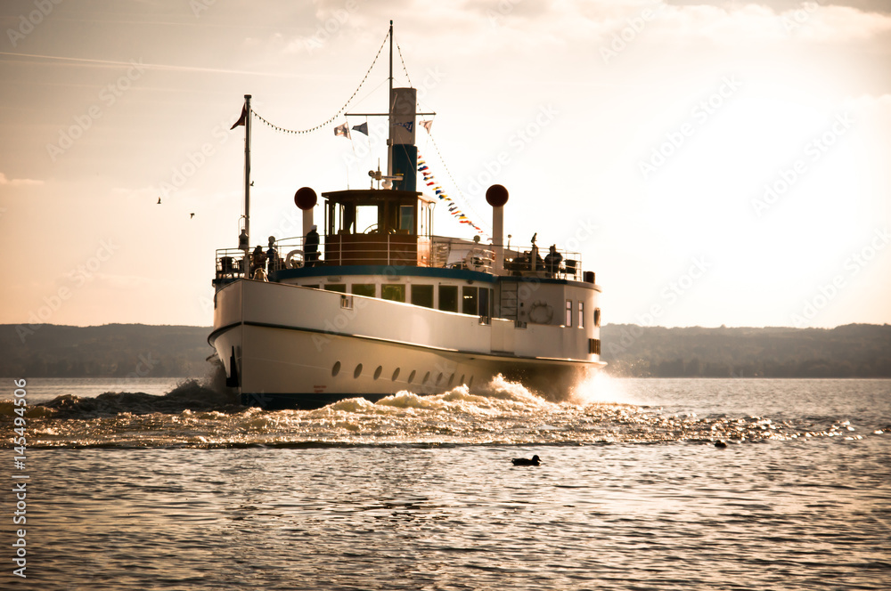 Fototapeta premium Ausflugdampfer auf dem Ammersee legt ab