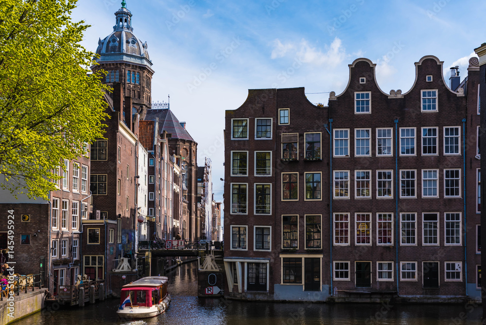 Amsterdam Gracht mit Schleuse und Boot