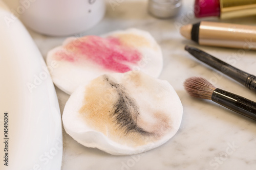 Fotografia Dirty cotton pads with make up.