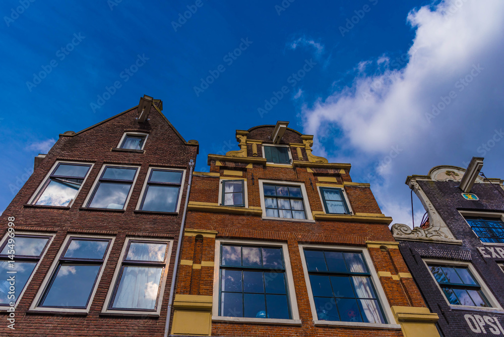 Fototapeta premium Amsterdam Fassaden Fenster blauer Himmel