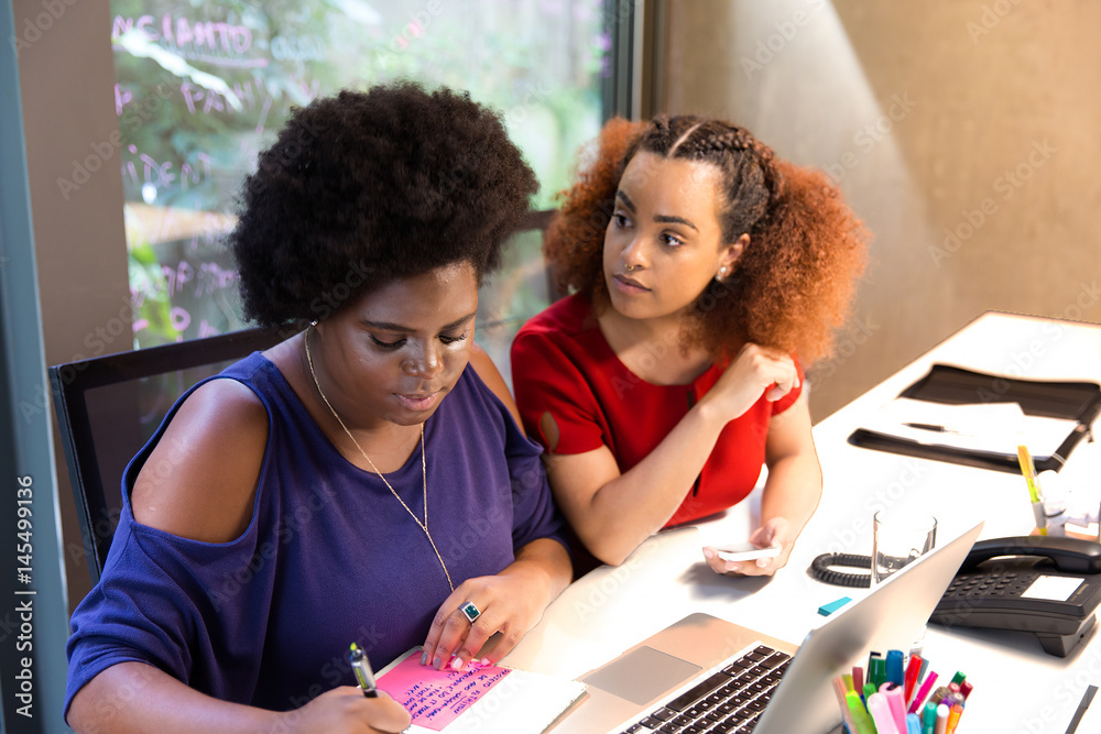 Fototapeta premium Mulheres negras juntas no computador