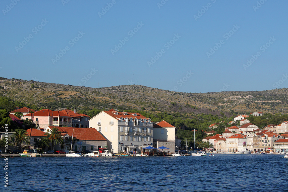 Hafeneinfahrt mit Blick auf die Stadt Milna auf der Insel Brač in Kroatien