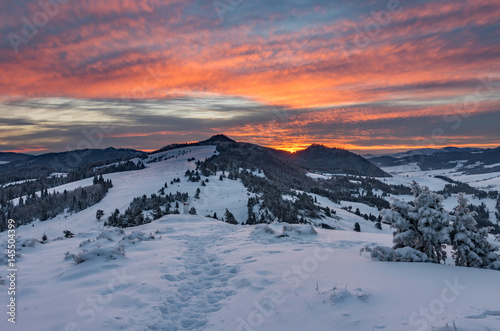 Fototapeta Naklejka Na Ścianę i Meble -  Poland landscape, sunrise in Pieniny mountains seen from Wysoki Wierch