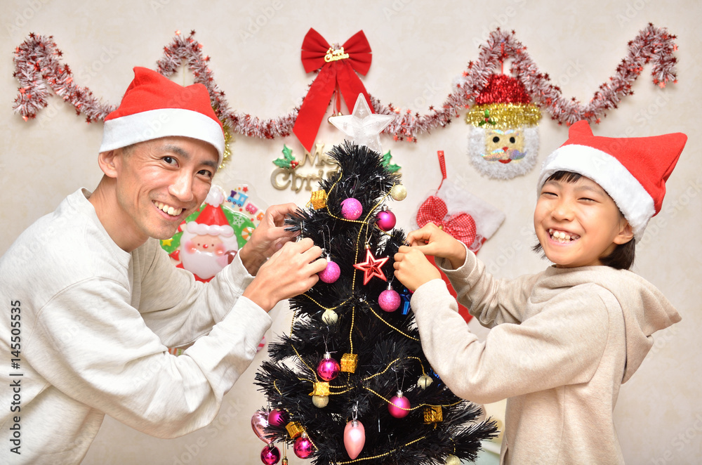 クリスマスツリーを飾る親子 クリスマスツリーを飾る親子