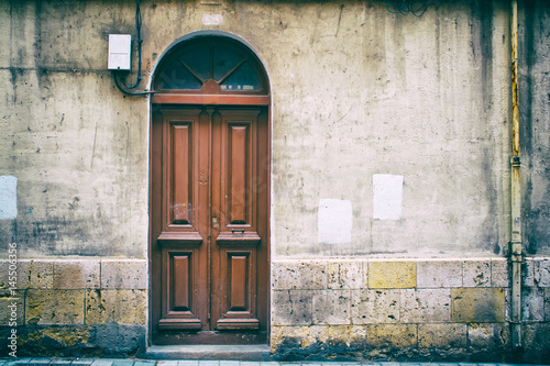 Fachada con puerta de madera © pifate