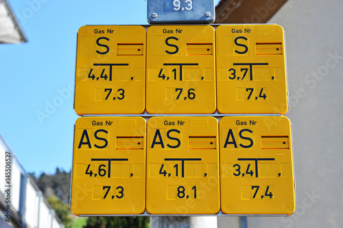 Zeichen, Anzeige: Hinweisschild für Erdgasleitung (gelb), deutsches Zeichen photo