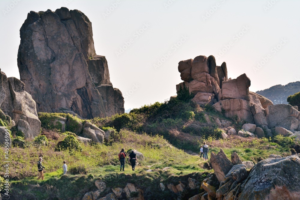 Des randonneurs sur le sentier de grande randonnée GR32 à Plougrescant