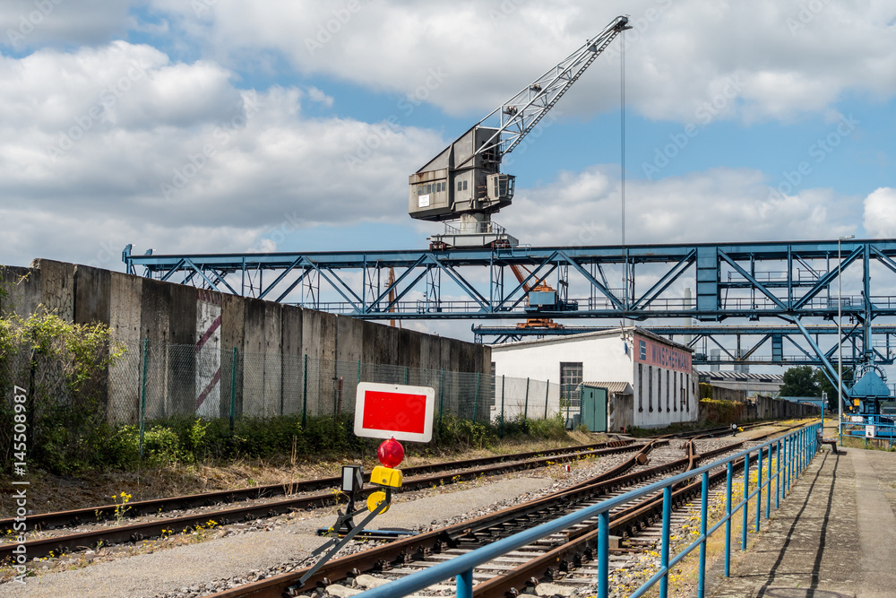 Bahnstrecke im Industriegebiet