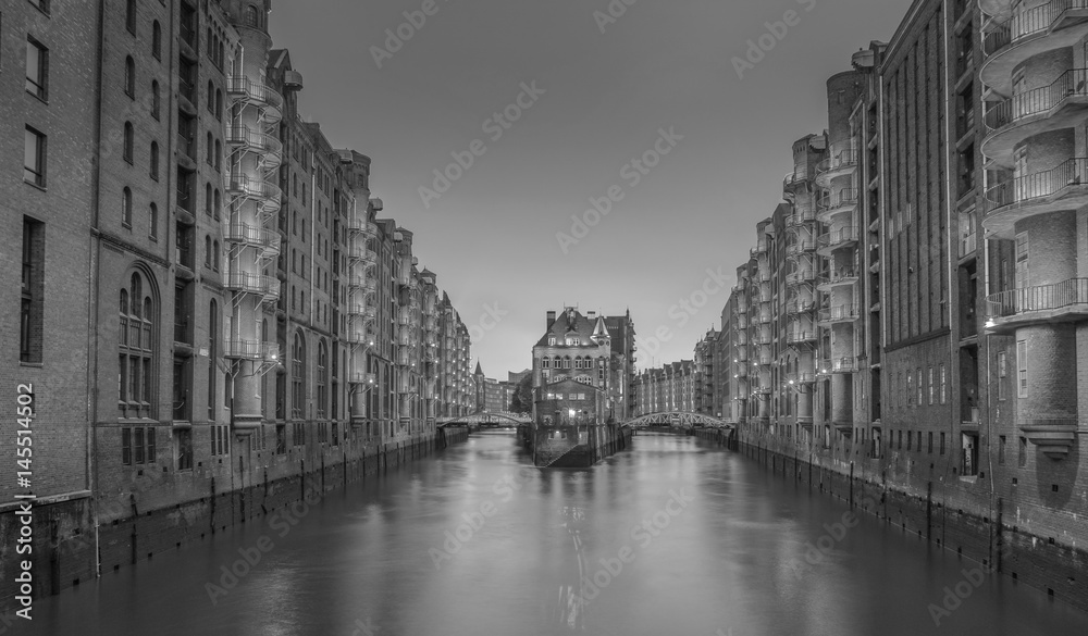Fototapeta premium Hamburger Speicherstadt zur blauen Stunde