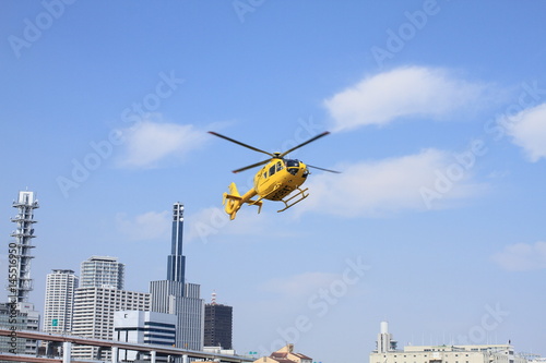 青空と黄色いヘリコプター